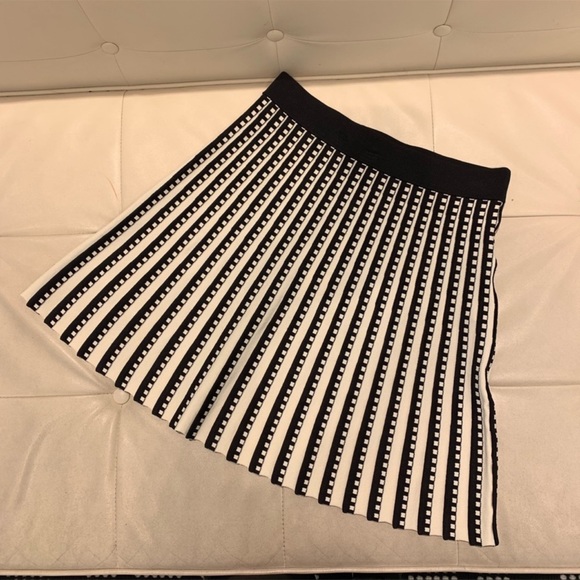 Michael Kors Geometric Grid Stretch-viscose Pleated Skirt - Picture 2 of 8